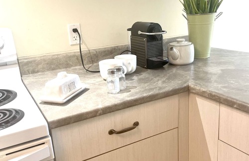 Saanich East Apartment | New gorgeous private studio suite in country setting with laundry and parking.
