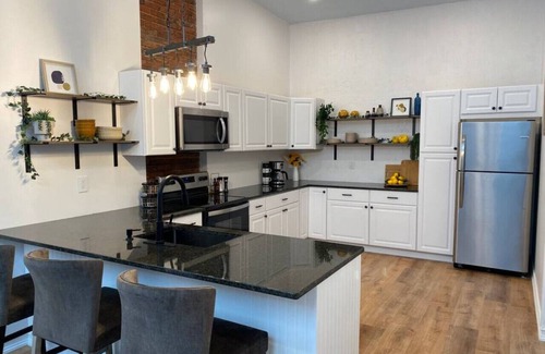 California Apartment | New! Historic & Renovated 3BR Riverside Suite