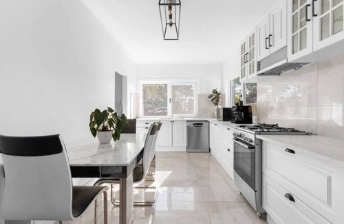 Brooklyn House | New house Near to City/Highpoint | Queen Room -19 mins to City