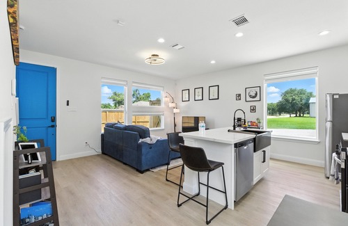 Southeast Houston House | NEW! Houston Cozy Retreat | 3BR 3BA | Downtown Views