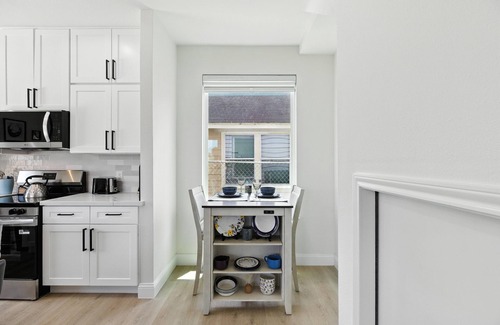 Southeast Houston House | NEW! Houston Cozy Retreat | 3BR 3BA | Downtown Views