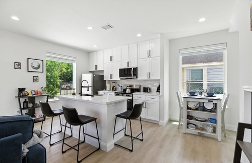 Southeast Houston House | NEW! Houston Cozy Retreat | 3BR 3BA | Downtown Views
