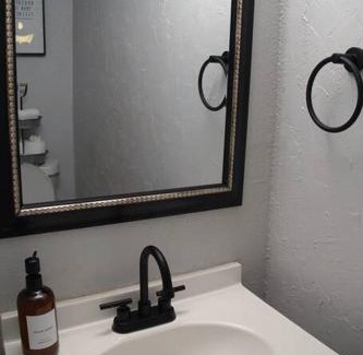 Northeast Houston Apartment | New Houston Home! Sleeps 10-12, Near Downtown, 4 Car Parking