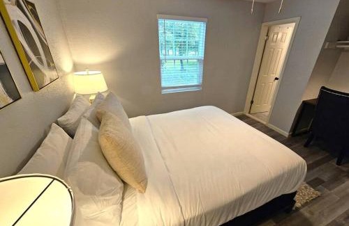 Northeast Houston Apartment | New Houston Home! Sleeps 10-12, Near Downtown, 4 Car Parking