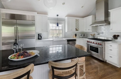 Montgomery House | NEW! Hudson Valley 1830s Farmhouse: Pool, Tennis Court & 14 private acres!