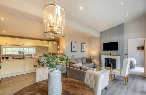Woodhall Spa Ski Chalet | New in 2021 Modern and luxurious lodge with lakeside view.