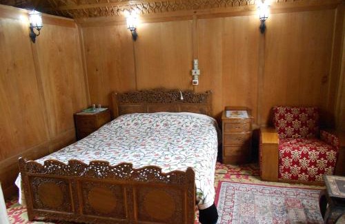 Nagin Bagh Hotel | New Jacquline Houseboats