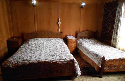 Nagin Bagh Hotel | New Jacquline Houseboats