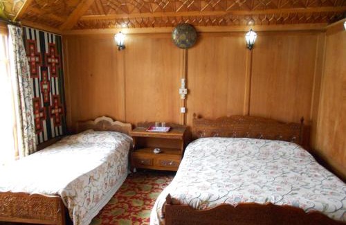 Nagin Bagh Hotel | New Jacquline Houseboats