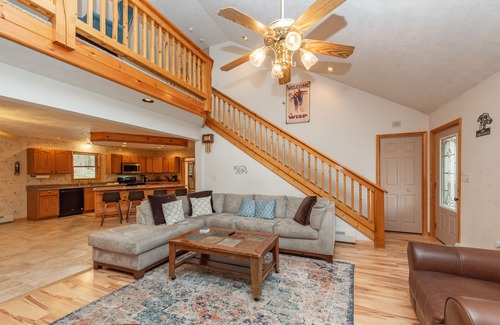 McHenry House | New! Knotty Bear Cabin: Lake Area, Dogs Welcome, Hot Tub, Fire Pit!
