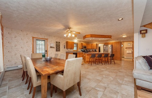 McHenry House | New! Knotty Bear Cabin: Lake Area, Dogs Welcome, Hot Tub, Fire Pit!