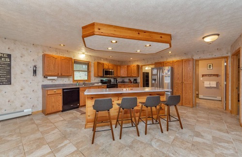 McHenry House | New! Knotty Bear Cabin: Lake Area, Dogs Welcome, Hot Tub, Fire Pit!