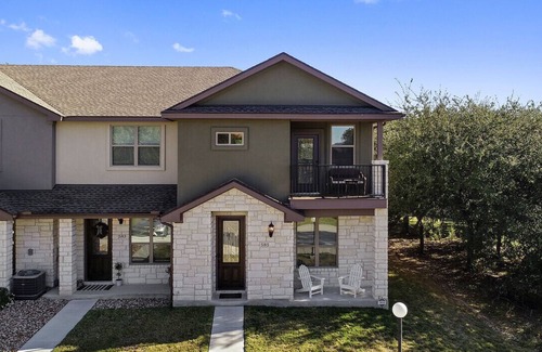 Point Venture House | New Lake Travis Home on Golf Course w/Golf Cart