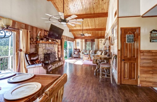 Crestline Cabin | NEW Lake View Cabin getaway! Steps away from the water! 10 beds
