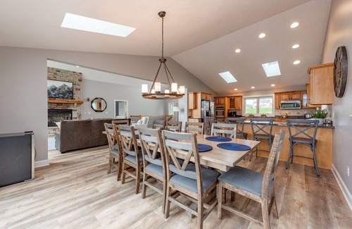Waterfront Greens House | New! Lakefront Retreat: Lakefront, Dock Slip, Hot Tub, Fire Pit!