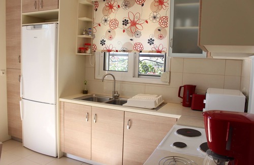 Kalamata Apartment | New, large apartm. with private garden, 3' to the sea and 5' to the city centre