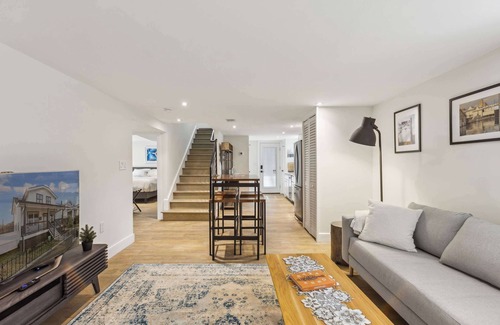 Northeast Apartment | New Large & Bright Arboretum/H-Street/Cap Hill 2BR