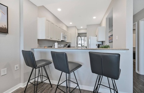 Naples Condo | New Listing - 1st Floor Luxury Lakeview Golf Condo - Resort Pool - Hot Tub -Gym