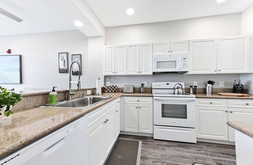 Naples Condo | New Listing - 1st Floor Luxury Lakeview Golf Condo - Resort Pool - Hot Tub -Gym