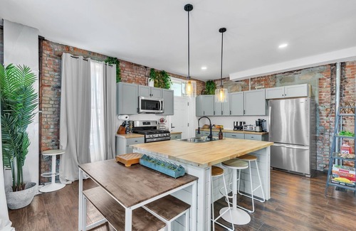 Northeast Kansas City House | NEW LISTING! BriKCtoria 1100 (5-Bedroom Home) - Pets Allowed