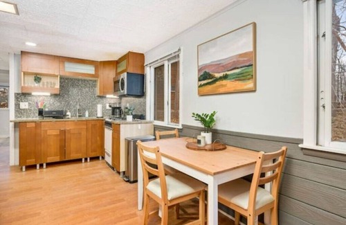 Plymouth House | New Listing by 5-Star Hosts! Cozy, Quiet 1 Bd Homen