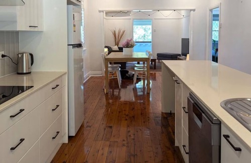 Kotara House | NEW listing - Charming 2-bedroom house with WiFi and AC in Kotara