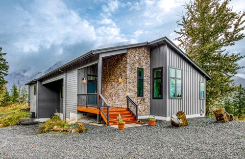 Stevenson House | New listing! Chic and stunning dog-friendly home w/ private hot tub & firepit!