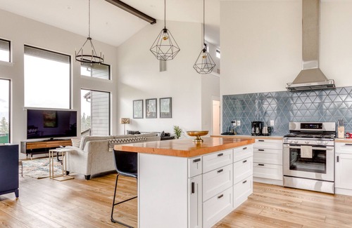 Stevenson House | New listing! Chic and stunning dog-friendly home w/ private hot tub & firepit!