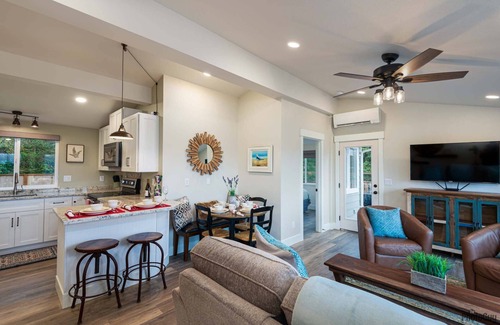 Florence House | * New Listing* Gorgeous Newly Remodeled Lake house, Amazing Views, Gas grill, Pet Friendly