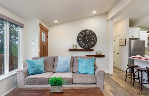 Florence House | * New Listing* Gorgeous Newly Remodeled Lake house, Amazing Views, Gas grill, Pet Friendly