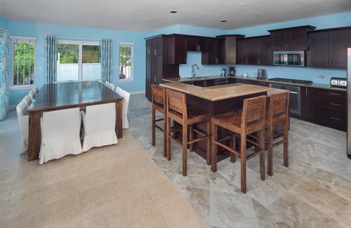 Nassau House | NEW LISTING - HOUSE BY THE BEACH - 6 BDR