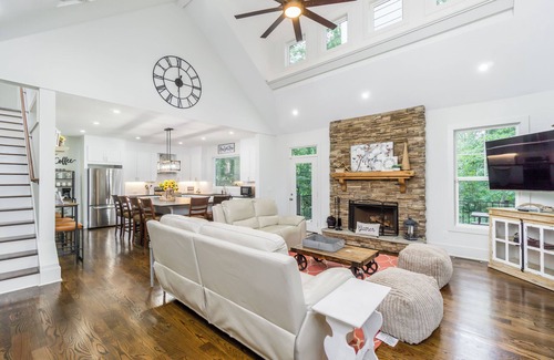Dahlonega House | New Listing! Porchside Retreat - 9 minutes from Dahlonega - Dog Friendly