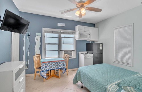Hollywood Apartment | NEW LISTING! Rays Retreat at Coral House - Room 10 by Coral House