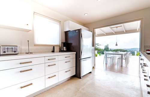 Santa Cruz House | *NEW Listing* STUNNING Scenic Views & Horizon Pool