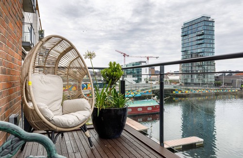 Grand Canal Dock Apartment | New Listing, Stunning Newly Renovated Waterfront Apartment