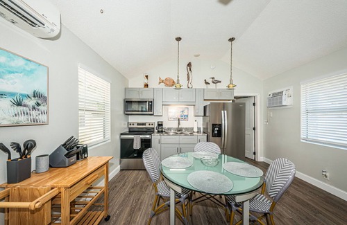 Sunset Beach Cottage | New Listing Tropical Sunset beach Cottage