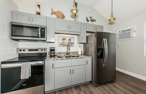 Sunset Beach Cottage | New Listing Tropical Sunset beach Cottage