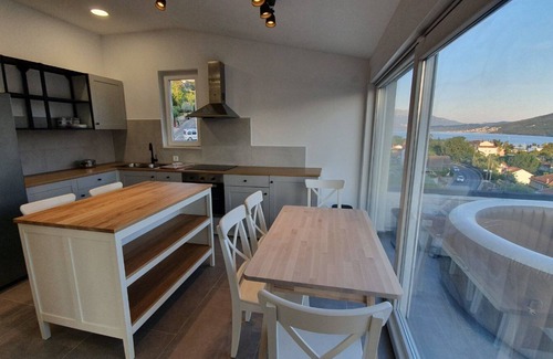 Denovici Apartment | New! Lux apartmrnt 10min from beach. spacious, quiet, clean