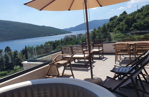 Denovici Apartment | New! Lux apartmrnt 10min from beach. spacious, quiet, clean