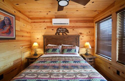 Bridgeport House | New Lux Cabin Hot Tub FirePit Games