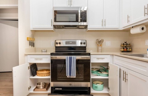 Normal Heights Apartment | NEW Lux North Park Gem~King Beds~Workspaces~Parking~Central Location!
