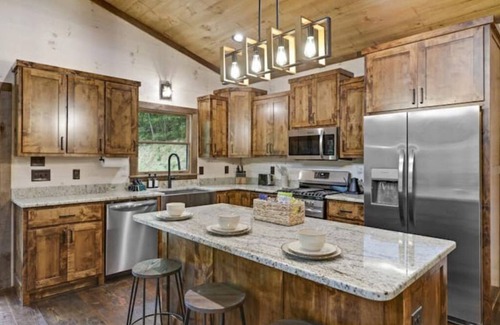 Foxfire Estates Cabin | New Luxe Treetop Cabin Hot tub Near DT
