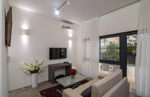 Talbieh Villa | New luxurious apt, the BEST location in Jerusalem