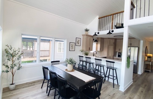 Brimfield House | [New!] Luxurious Lake Front Getaway!