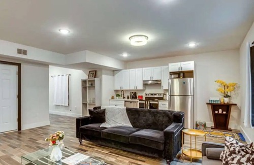 West Side Condo | New Luxury 1Bdr Apt. Free Parking & Private Backyard