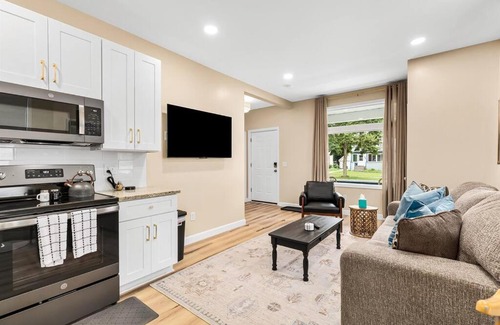 Mount Clemens Apartment | New! Luxury 1BR Flat near Downtown Mount Clemens
