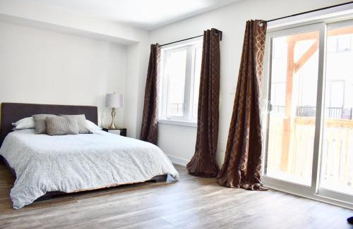 Oakville Apartment | New Luxury 4 bedrooms house plus office