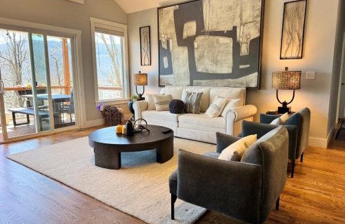 Swannanoa House | New, Luxury, 5 Miles to Asheville, Hot Tub, Spectacular Mountain Views, Fire Pit, Pool Table