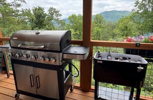 Swannanoa House | New, Luxury, 5 Miles to Asheville, Hot Tub, Spectacular Mountain Views, Fire Pit, Pool Table