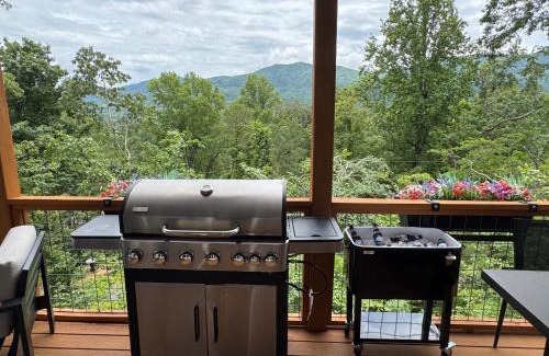 Swannanoa House | New, Luxury, 5 Miles to Asheville, Hot Tub, Spectacular Mountain Views, Fire Pit, Pool Table